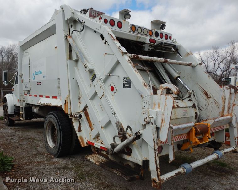 image for item MI9358 1994 International 4900  refuse truck