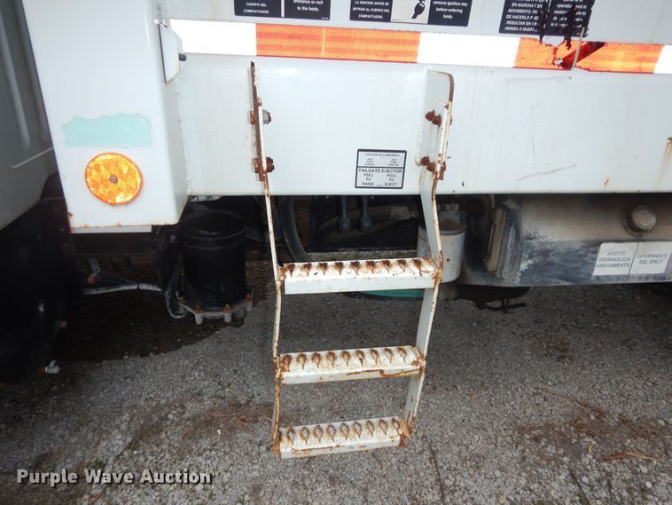 image for item MI9358 1994 International 4900  refuse truck