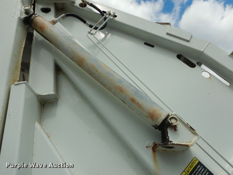 image for item MI9358 1994 International 4900  refuse truck