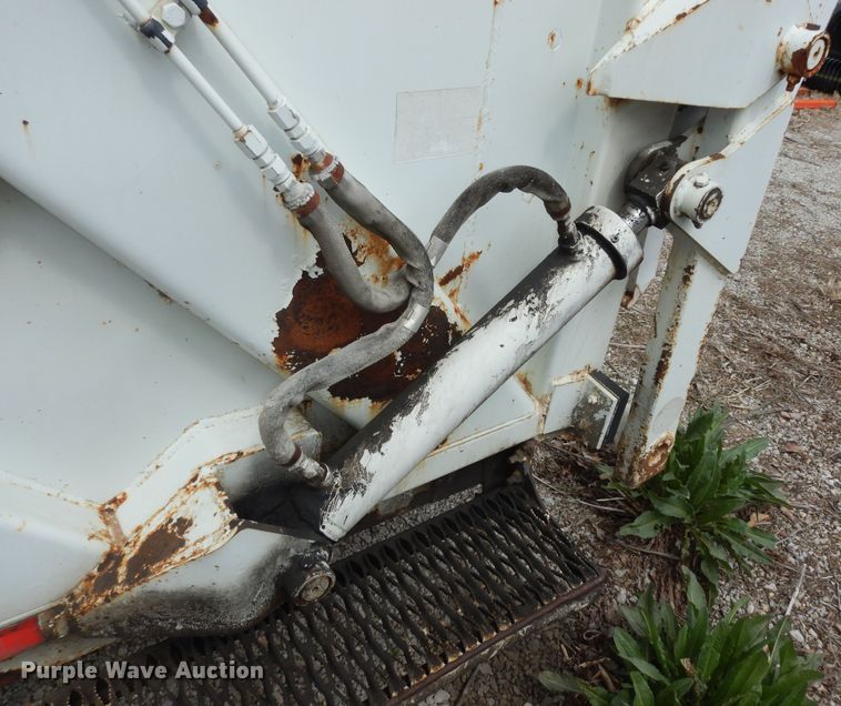 image for item MI9358 1994 International 4900  refuse truck