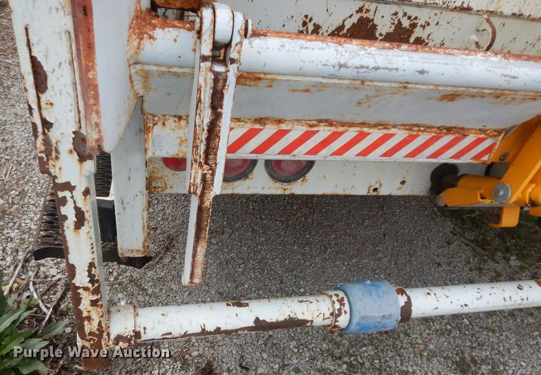 image for item MI9358 1994 International 4900  refuse truck