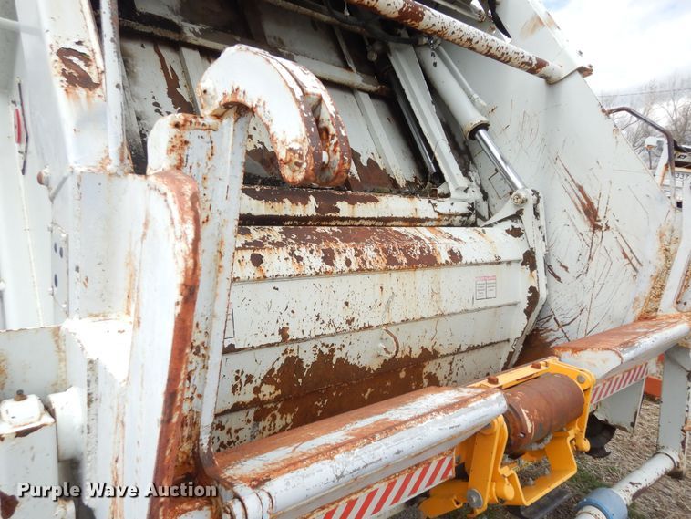 image for item MI9358 1994 International 4900  refuse truck