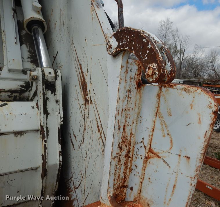 image for item MI9358 1994 International 4900  refuse truck