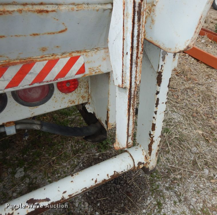 image for item MI9358 1994 International 4900  refuse truck