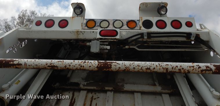 image for item MI9358 1994 International 4900  refuse truck