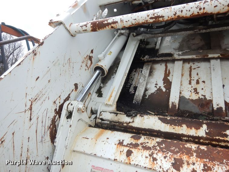 image for item MI9358 1994 International 4900  refuse truck