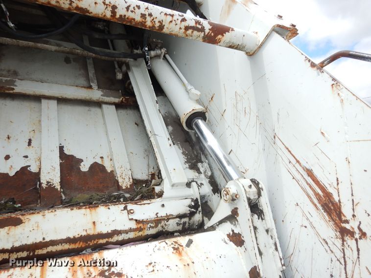 image for item MI9358 1994 International 4900  refuse truck