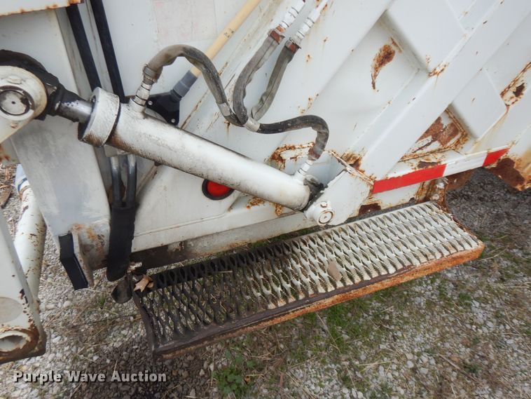 image for item MI9358 1994 International 4900  refuse truck