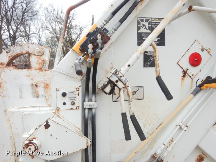 image for item MI9358 1994 International 4900  refuse truck