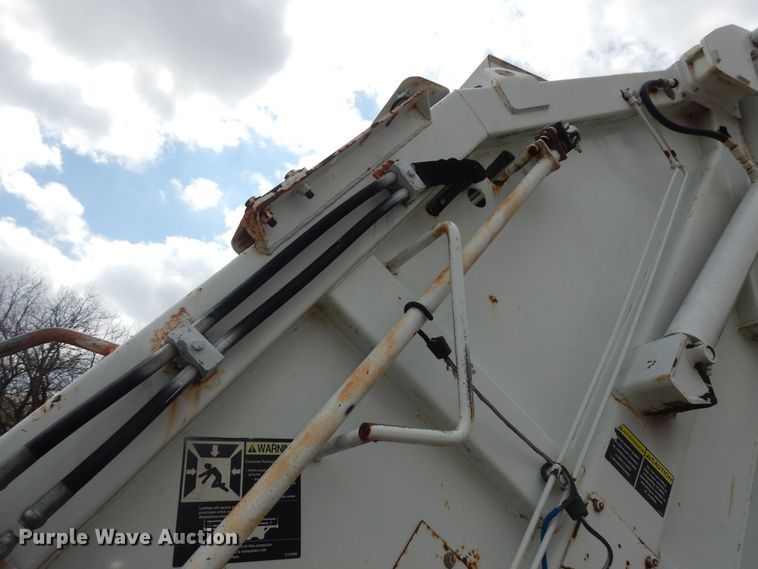 image for item MI9358 1994 International 4900  refuse truck