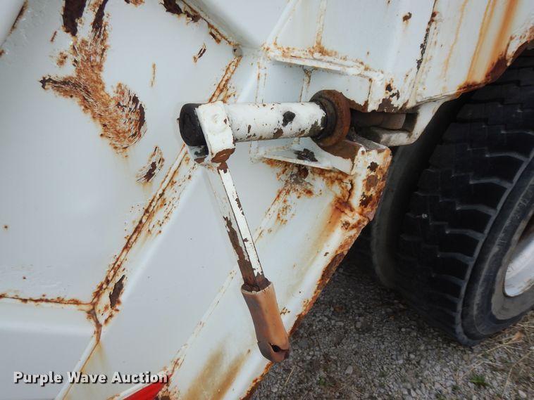 image for item MI9358 1994 International 4900  refuse truck