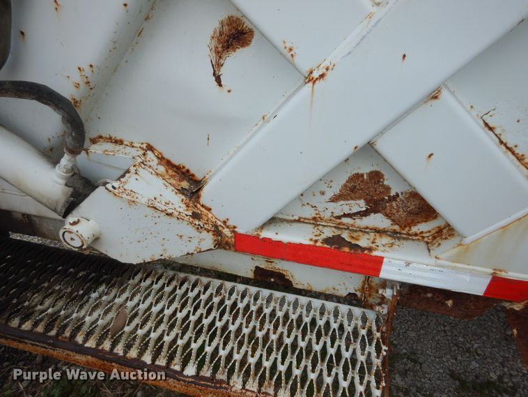 image for item MI9358 1994 International 4900  refuse truck