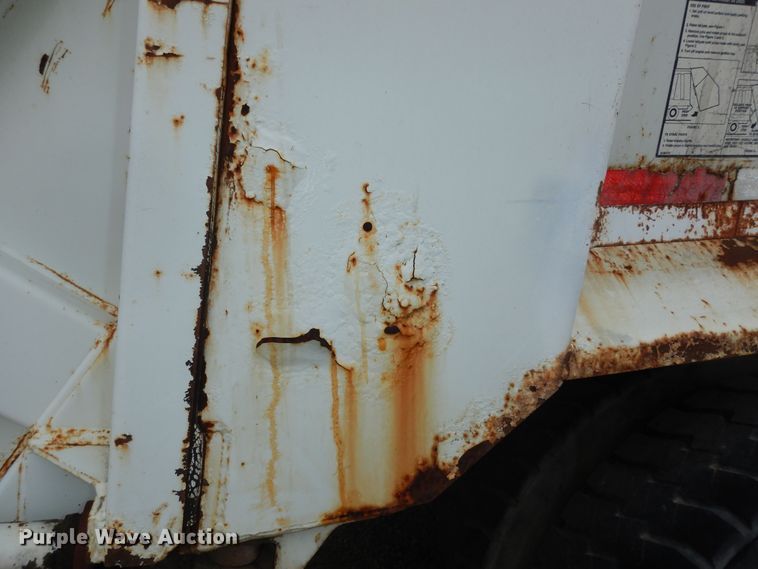 image for item MI9358 1994 International 4900  refuse truck