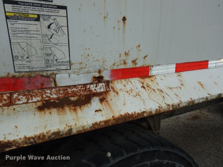 image for item MI9358 1994 International 4900  refuse truck