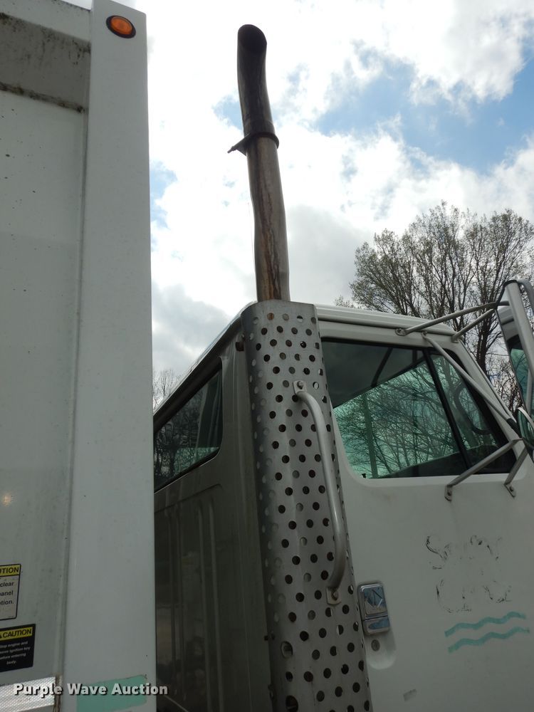 image for item MI9358 1994 International 4900  refuse truck