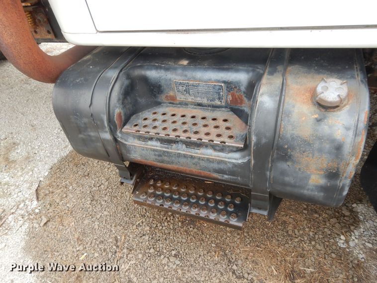 image for item MI9358 1994 International 4900  refuse truck