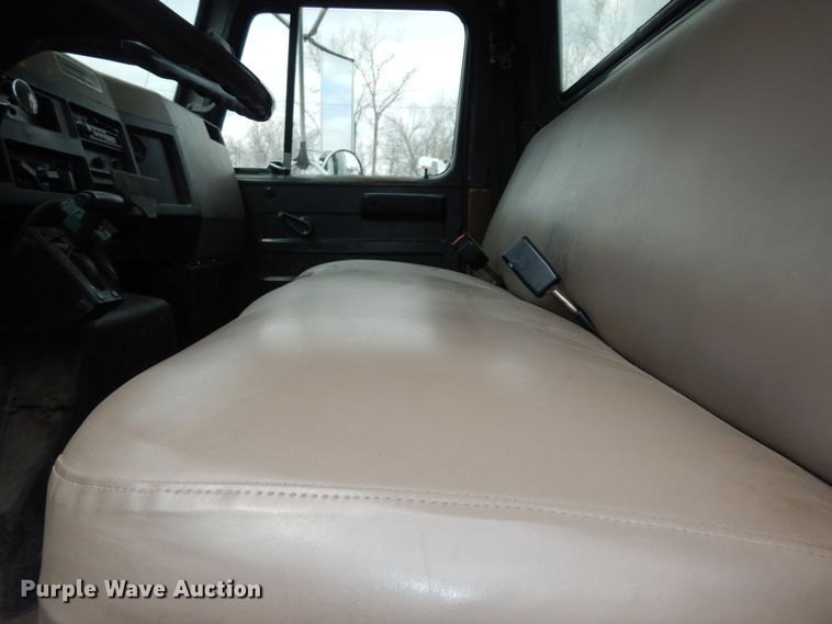 image for item MI9358 1994 International 4900  refuse truck