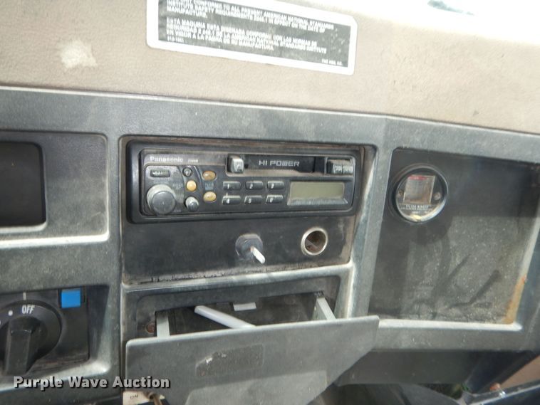 image for item MI9358 1994 International 4900  refuse truck