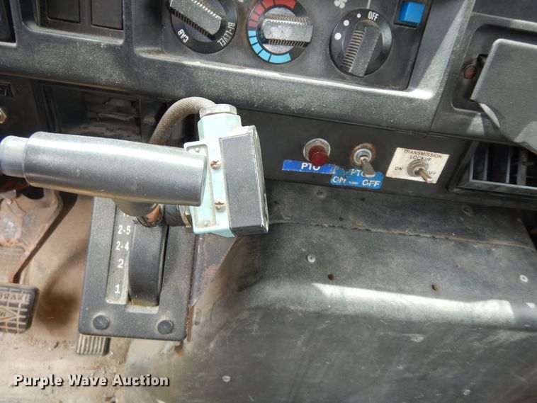 image for item MI9358 1994 International 4900  refuse truck