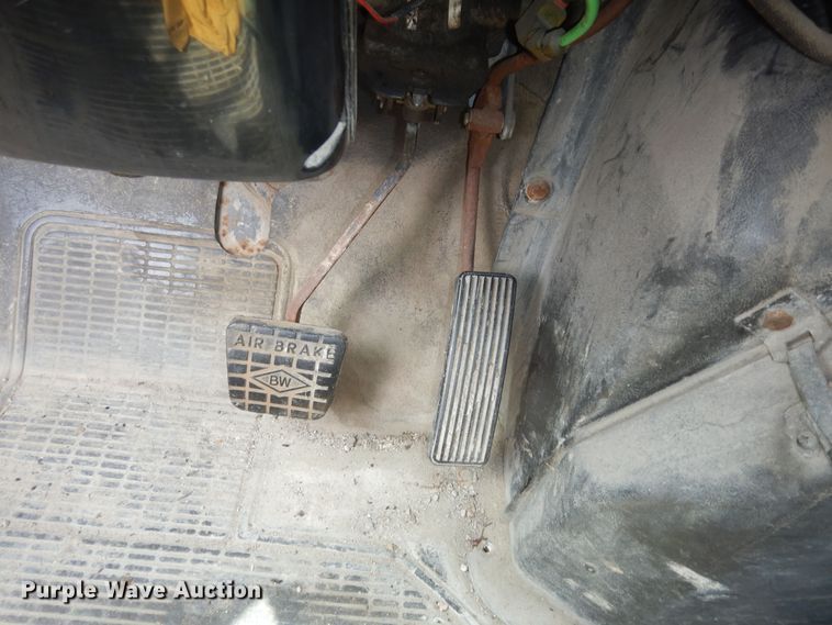 image for item MI9358 1994 International 4900  refuse truck