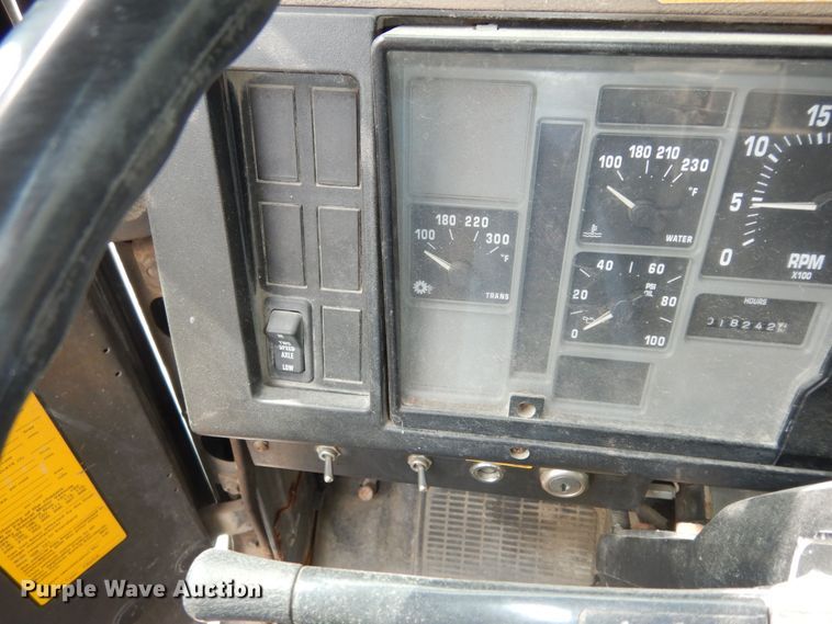 image for item MI9358 1994 International 4900  refuse truck