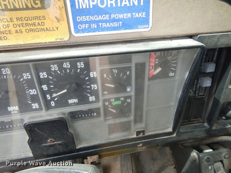 image for item MI9358 1994 International 4900  refuse truck