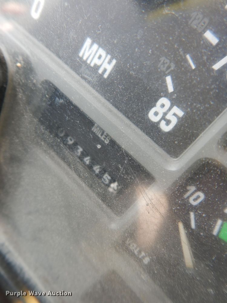 image for item MI9358 1994 International 4900  refuse truck