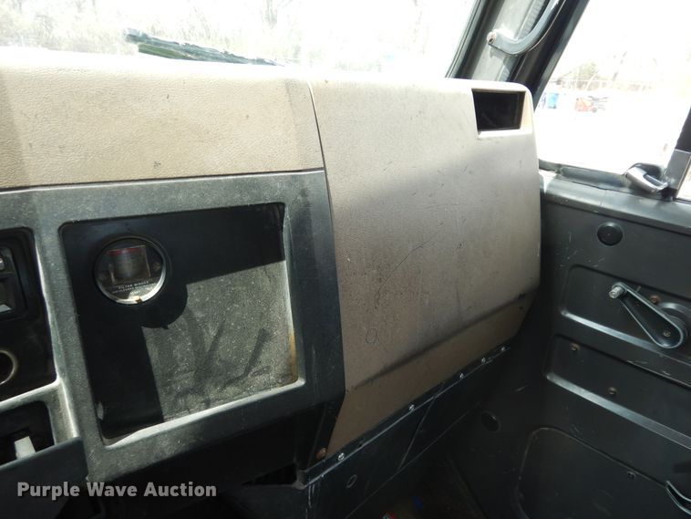 image for item MI9358 1994 International 4900  refuse truck