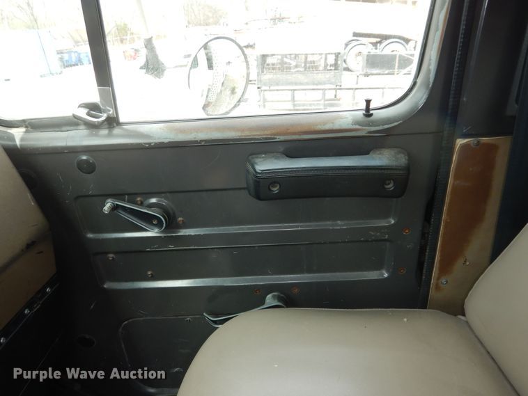 image for item MI9358 1994 International 4900  refuse truck