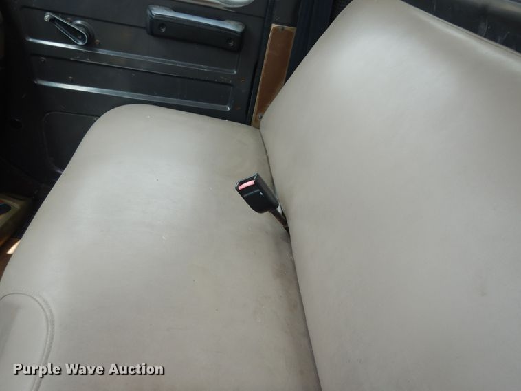 image for item MI9358 1994 International 4900  refuse truck