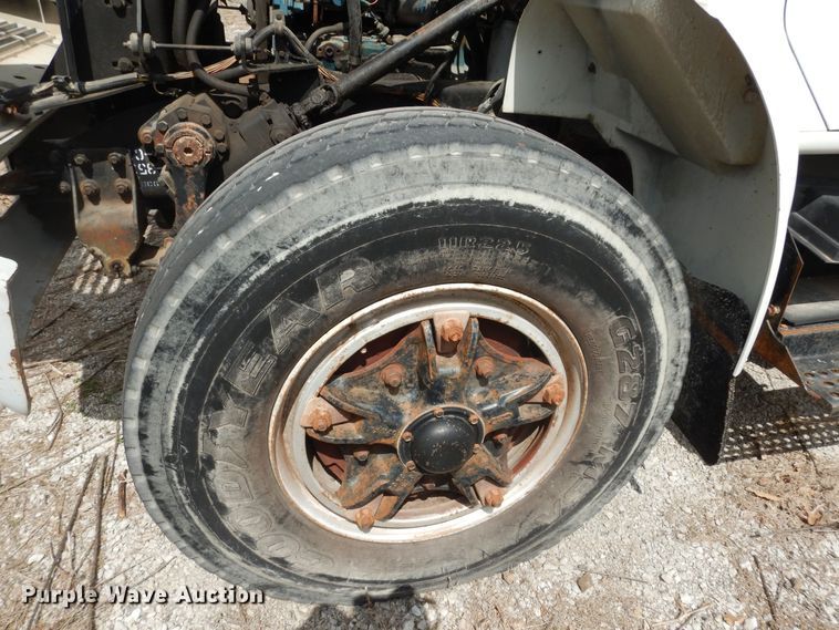 image for item MI9358 1994 International 4900  refuse truck