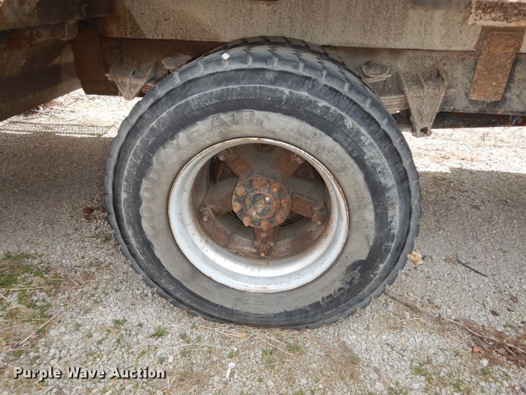 image for item MI9358 1994 International 4900  refuse truck