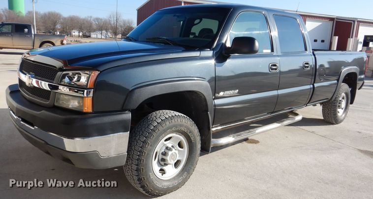 image for item MO9572 2004 Chevrolet Silverado 2500HD  Crew Cab pickup truck