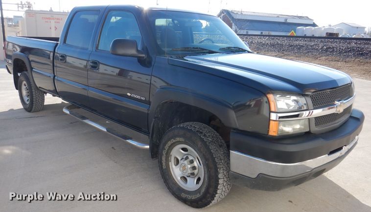 image for item MO9572 2004 Chevrolet Silverado 2500HD  Crew Cab pickup truck