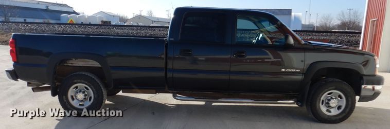 image for item MO9572 2004 Chevrolet Silverado 2500HD  Crew Cab pickup truck