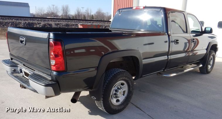 image for item MO9572 2004 Chevrolet Silverado 2500HD  Crew Cab pickup truck