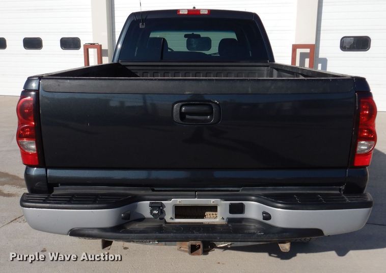 image for item MO9572 2004 Chevrolet Silverado 2500HD  Crew Cab pickup truck