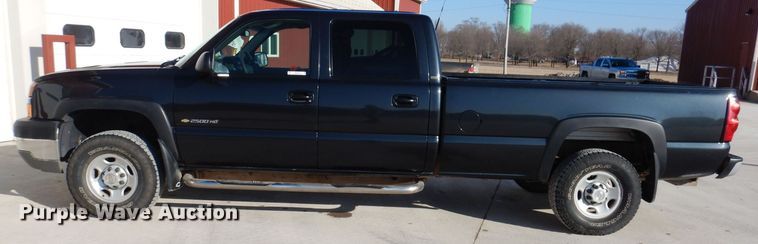 image for item MO9572 2004 Chevrolet Silverado 2500HD  Crew Cab pickup truck
