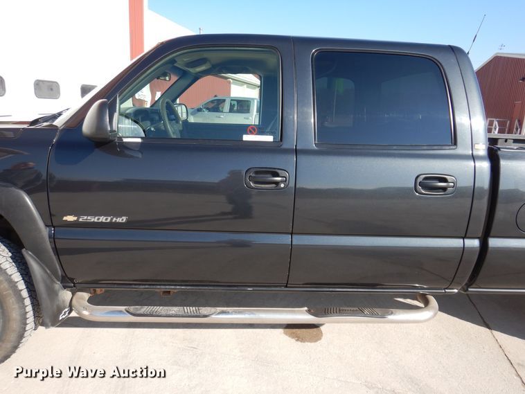 image for item MO9572 2004 Chevrolet Silverado 2500HD  Crew Cab pickup truck