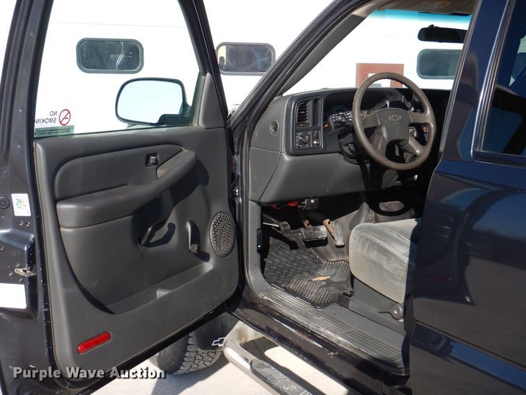 image for item MO9572 2004 Chevrolet Silverado 2500HD  Crew Cab pickup truck