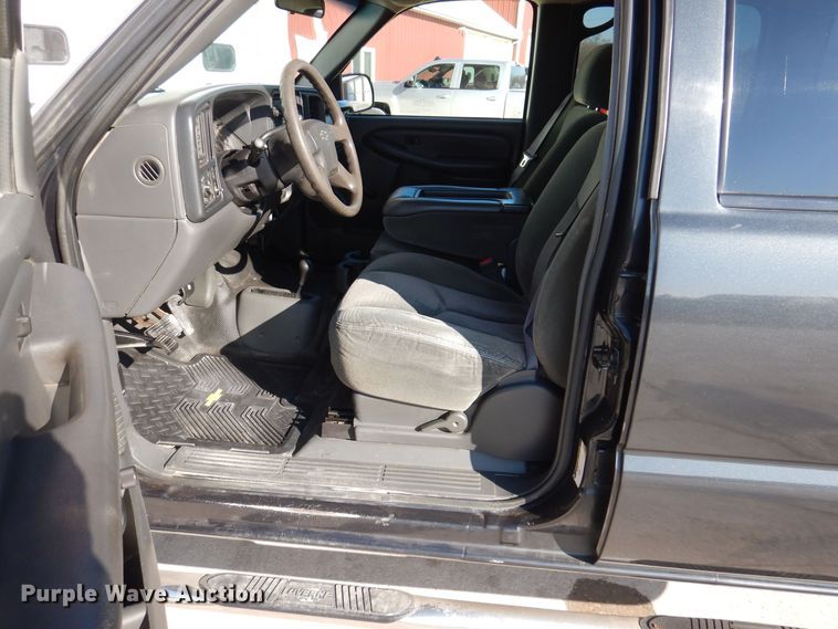 image for item MO9572 2004 Chevrolet Silverado 2500HD  Crew Cab pickup truck