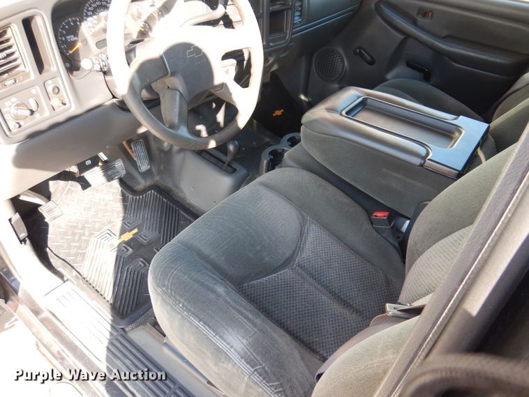 image for item MO9572 2004 Chevrolet Silverado 2500HD  Crew Cab pickup truck