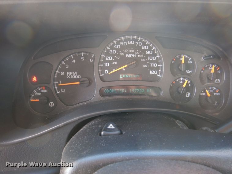 image for item MO9572 2004 Chevrolet Silverado 2500HD  Crew Cab pickup truck