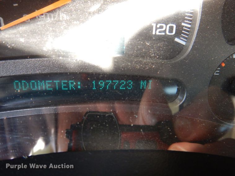 image for item MO9572 2004 Chevrolet Silverado 2500HD  Crew Cab pickup truck