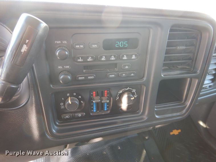 image for item MO9572 2004 Chevrolet Silverado 2500HD  Crew Cab pickup truck