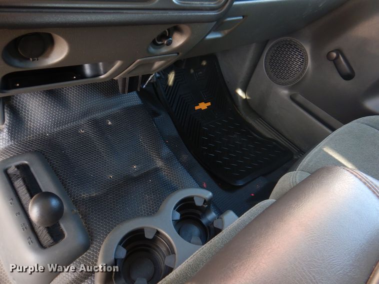 image for item MO9572 2004 Chevrolet Silverado 2500HD  Crew Cab pickup truck