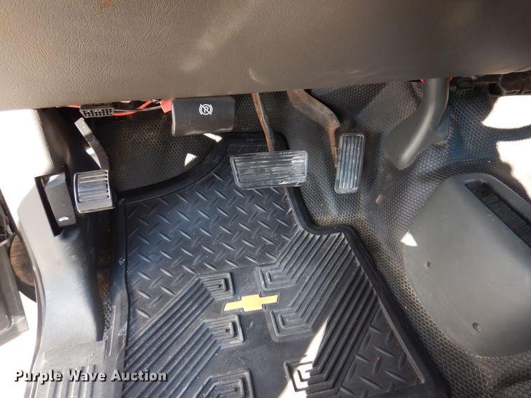 image for item MO9572 2004 Chevrolet Silverado 2500HD  Crew Cab pickup truck