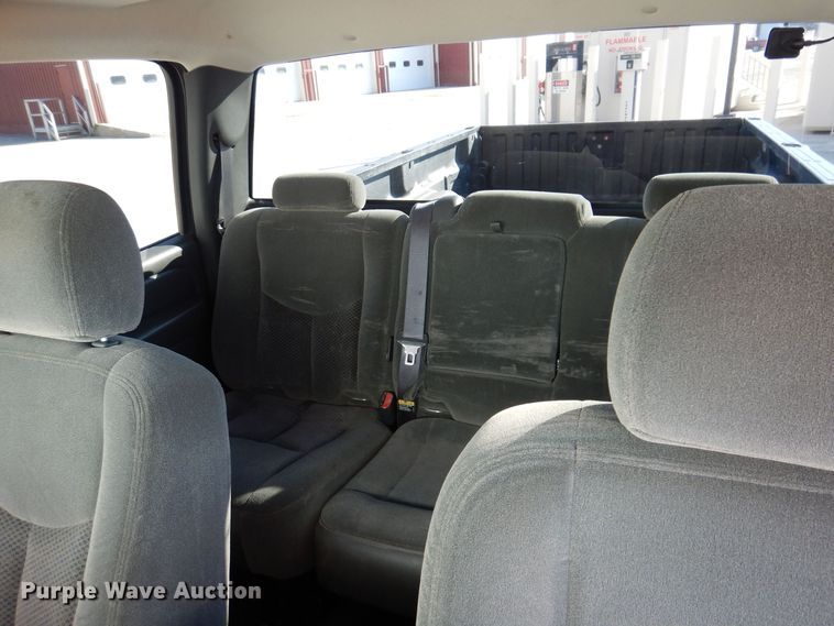 image for item MO9572 2004 Chevrolet Silverado 2500HD  Crew Cab pickup truck