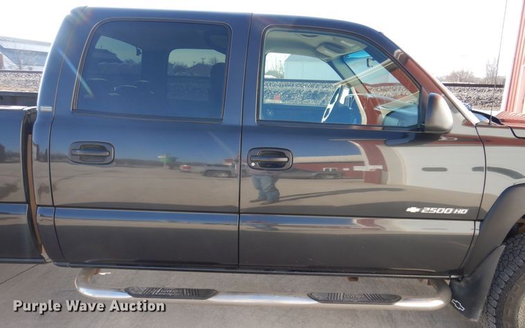 image for item MO9572 2004 Chevrolet Silverado 2500HD  Crew Cab pickup truck