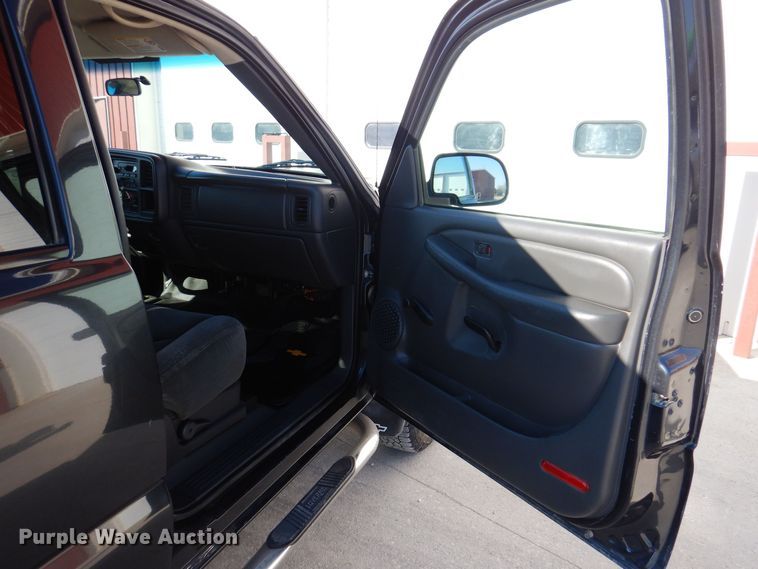 image for item MO9572 2004 Chevrolet Silverado 2500HD  Crew Cab pickup truck